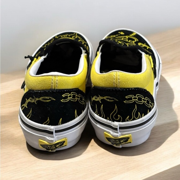 Vans Sponge Bob. Yellow and Black Classic Slip-On Sneakers. NWOB. Size 5.5 Boys. - Picture 8 of 11